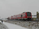 02. Januar 2010, RE 3005 und 3025 fahren am Weidnitzer Bahnübergang kurz vor Burgkunstadt noch gemeinsam. In Neuenmarkt-Wirsberg wird der Zug getrennt: 3005 fährt nach Hof, 3025 nach Bayreuth.