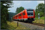 612 031 der DB Regio rollt am 16.07.2021 als RE 3 Richtung Altenburg und Greiz. Hier, unweit des Geraer Stadtteils Rubitz, ist die Holzlandbahn noch eingleisig.
