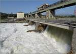 Impression vom Hochrhein.

Durch die Flutwehre des Kraftwerk Ryburg-Schwrstadt rauscht mehr Wasser am Kraftwerk vorbei, als am Rheinfall zur gleichen Zeit herunterstrzt (Aufnahmezeitpunkt ca. 1000 m/s). Entsprechend laut ist das Getse. Trotzdem hrt man den 612 auf der deutschen Seite ganz deutlich. Rheinfelden, Juli 2021. 