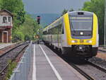 Einfahrt 612 642 als RE 55 nach Donaueschingen am 13. Mai 2022 in den Bahnhof Schelklingen bei starken Regen.