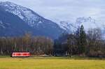 Kurz vor Sonnenuntergang ist ein aus Oberstdorf kommender 612 am 23.02.2023 bei Altstädten unterwegs, im Hintergrund auf einer Anhöhe die aus dem 13.