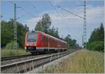 Der DB 612 858 ist als RE 7 kurz vor Hergatz von Lindau nach Augsburg unterwegs, während im Hintergrund noch gerade der Gegenzug zu erkennen ist.