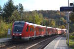 Ein gewohntes Bild im Jahre 2013 im Nahetal: Am Nachmittag des 22. Oktober 2013 ist 612 007 gemeinsam mit einem weiteren Triebwagen der Baureihe 612 als RE 3 auf dem Weg von Saarbrücken nach Mainz, als er den Fotografen am Haltepunkt Nohfelden passiert. Wie so häufig damals war die Neigetechnik abgeschaltet. 

Der Einsatz der Neigetechnik war im Nahetal nie von Erfolg geprägt: erst liefen die Einsätze der Baureihe 611 wenig zufriedenstellend, dann wurde jahrelang die Strecke für den Einsatz der Neigetechnik aufwendig saniert. Die Neigetechnik war jedoch bei der Baureihe 612 anfangs nicht zuverlässig und die Nutzung wurde teils auch vom EBA untersagt. Das Kapitel der Neigetechnik im Nahetal endete zum Fahrplanwechsel 2015, in dem das Dieselnetz Südwest an die vlexx viel, die seit dem auf dem RE 3 Triebwagen des Typs LINT 54 und 81 einsetzt, die keine Neigetechnik mehr besitzen und auch eine um 20km/h niedrigere Höchstgeschwindigkeit gegenüber der BR 612 besitzen. Dementsprechend wurde kurz darauf auch die Streckenklasse der Nahetalbahn herabgestuft und die jahrelangen Baustellen für die Neigetechnik waren mehr oder weniger umsonst. 