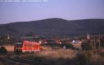 Im letzten Abendlicht kippelt ein 612 bei Drbeck durch die malerische Harzlandschaft (Sommer 2003).