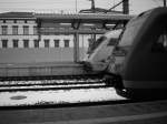 IC-Steuerwagen und 612 strecken ihre kalten Nasen bei winterlichen Temperaturen in den Wind.Erfurt Hbf Januar 09.