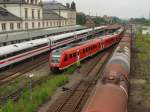 Trotz ICE-Taufe ging der Betrieb im Altenburger Bahnhof weitestgehend normal weiter. Links der ICE 2, in der Mitte RE 3632 nach Erfurt und rechts ein Gterzug in Richtung Leipzig. Fotografiert am 27.06.2009