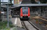 Grauer Betriebsalltag auf der Main-Weser-Bahn. Bei der Einfahrt in den Bahnhof Gieen denkt man erst an Dornrschen, wenn man an den beiden Rundlokschuppen vorbeifhrt. Am Bahnhofsgebude selbst ist seit zwei Jahren Umbau der Unterfhrung, sieht aber eher aus wie ein Kriegsgebiet. 612 623, hier an seinem Startpunkt, stellt den Anschlu ber die Lahntalbahn Richtung Limburg/Koblenz dar. Elegant gelst ist die Fahrplanverknpfung, die RB aus Friedberg und (!) der Mittelhessenexpress aus Treysa/Marburg fahren eine Minute vor Abfahrt dieses Zuges ein. So lohnt ein Taktfahrplan, wenn man die Verbindung grundstzlich knapp verpasst. Riesenlob an die Fahrplangestalter. So ist ein vernnfiger Anschluss von Norden und Sden nur mit einem IC-Fahrschein zu erreichen. (28. Juni 2009)