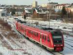 612er Doppeleinheit bei Einfahrt nach Hof von Norden her. Aufnahme von der Fussgngerbrcke ber den Hbf. Der Winter hat erneut Einzug gehalten in Nordbayern....