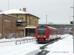 612er auf dem Weg nach Hof durchfhrt den Bf. Oberkotzau auf dem mittleren der noch 3 Gleise (waren frher mehr) auf dieser Seite. Links vom EG des Keilbahnhofs liegt das Streckengleis mit Bahnsteig Richtung Selb. Foto vom 4.02.2010.