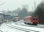 Hof Hbf am 8.01.2010. Neben starkem Schneefall konnte in der westlichen Aus- /Einfahrt ein 612er neben einem von Bad Steben kommenden 628er beobachtet werden . Man kann das Geflle der Nebenbahn trotz  des Wetters erkennen...