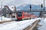 Vor der Kulisse des  Wchters des Allgus  fhrt der Kemptner 612 503 am 20.2.2010 mit einem Schwesterfahrzeug auf dem Weg nach Rthenbach bzw. Oberstdorf in den Immenstdter Bahnhof ein. Gru an den freundlich grenden Tf! 