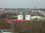 In der zweiten Mrzhlfte 2010 verschwand auch in Hof der Schnee weitgehend. Anlsslich eines Besuchs im Hochhaus bot sich dieser Blick auf die Saalestadt mit der Marienkirche und einem einfahrenden 612er.