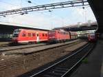 Wegen Teilsperrung zwischen Speyer und Kaiserslautern fhrt der RE nach Karlsruhe ber Mannheim links 612-060 daneben 140-556 und ganz rechts 612-001.