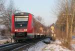 Am Morgen des 25. Februar 2011 konnte dieser 612er auf dem Weg nach Selb Stadt festgehalten werden. Er hat gerade Rehau verlassen und passiert das Einfahr-Vorsignal der Gegenrichtung. An diesem Tag gab es schon Sonne kurz vor 8 Uhr.