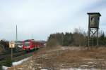 Am 24.02.2011 standen schon erheblich mehr Oberleitungsmasten Richtung Hof aufgestellt. Hier mitten in der Botanik zwischen der Grenze zu Sachsen und Feilitzsch, mit einem  von drben  kommenden 612er auf dem anderen Gleis. Linke Seite Baugleis wie blich...