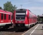 612 615  Landkreis Kronach  erreicht am 7. Mai 2011 als RE nach Neuenmarkt-Wirsberg den Bahnhof Mnchberg auf Gleis 2. Auf Gleis 1 steht noch 628 245 als RB nach Helmbrechts.