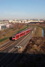 612 595/095 als RE3643 am Abzw. Debschwitz am 29.11.2011. Das Gelnde des eh. Bf Gera-Sd lt leider die ursprngliche Gre des einstigen Bf's nur noch erahnen, heute ist Gera-Sd zum Hp degradiert und die Verknpfung der Strecken nach Gnitz, Weischlitz und Saalfeld wird jetzt als Abzw. Debschwitz bezeichnet.