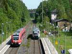 Zugbegegnung von 612 633 und Arriva-VT 26 am 25.5.11 in Rslau: Vorne die neuen Bahnsteige und hinten das alte Empfangsgebude.