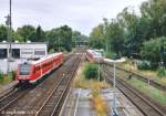 Blick von der Straenbrcke ber den Bahnhof Oberkotzau nach Sden am 30.8.04:  Links 612 589 als RE nach Hof, der am Bahnsteig von Gleis 3 nicht halten wird und rechts ein VT 628/928 als RB nach