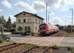 Blick nach Sden in Feilitzsch am 19.6.12: Ein  Regioswinger  nach Dresden legt sich vor dem alten Empfangsgebude in die Kurve. In wenigen Sekunden wird er an den Bahnsteigen des neuen Haltepunkts vorbei fahren.