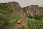 Ein RE nach Saarbrcken war am 12.8.2011 an dem bekannten Felsen bei Norheim unterwegs.
(KBS 680-Bad Kreuznach-Trkismhle-Saarbrcken)