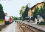 VT 612 156 hlt als RE nach Schwandorf in Sulzbach-Rosenberg. Am 10.6.03 gab es noch einen Bahnsteig zwischen den Gleisen und einen Fahrdienstleiter im Empfangsgebude, um die Reisenden zu sichern.