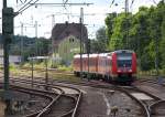 Der RE nach Mainz auf  Abwegen - Durch die Vollsperrung der KBS 680 zwischen Saarbrcken und Neunkirchen fahren die RE nun durch den ehemals bedeutenden Bahnknotenpunkt Wemmetsweiler.

Ich war berrascht, dass noch so viele Abstell- und Durchgangsgleise berlebt haben. Der Personenbahnhof wird nicht mehr genutzt.
Mein Photo entstand vom neuen Hp Wemmetsweiler-Rathaus.

Im Bahnknoten trafen sich die Strecken:
Saarbrcken - Wemmetsweiler (Fischbachtalbahn)
Wemmetsweiler - Neunkirchen - Homburg
Wemmetsweiler - Lebach - Primsweiler - Wadern - Nonnweiler (Teil der Primstalbahn)

Gterzge der Grube Gttelborn wurden hier neu zusammengestellt.

KBS 681 / 683 16.07.2012 - 612 139 + 612 005
Bahnstrecke 3240 Saarbrcken - Wemmetsweiler - Neunkirchen