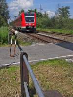 Auf der Suche nach Motiven an der Bahnlinie zwischen Hergatz und Lindau (||) - 612 649 als RE 3190 von Augsburg nach Lindau passiert am 30.06.2013 in der Nhe von Stockenweiler den Bahnbergang am Posten 39