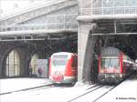 Bei krftigem Schneetreiben Parallelausfahrt eines RegioSwinger als RE 17011 nach Grlitz und der S1 nach Meissen - Dresden-Neustadt, 29.12.2005
