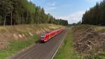 Im Fichtelgebirge - Zwischen Marktleuthen und Kirchenlamitz Ost erstreckt sich eine 1,5 Kilometer lange  Fotogerade  mit einer Feldwegbrücke in der Mitte.

612 060 und ein Schwestertriebwagen sind als RE Regensburg - Hof unterwegs.
Der letzte Halt war in Marktredwitz und ohne Halt geht es nach Hof, vom Fichtelgebirge ins Tal der Saale.

20.05.2014 Bahnstrecke 5050 Weiden - Oberkotzau bei Kirchenlamitz