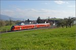 Mit Blick Richtung Bregenz hinunter fährt ein 612 bei Schlachters vorbei. April 2016.