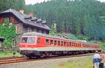 15.07.1990 Heute fand eine Festveranstaltung anlässlich des 90. Geburtstages der Rodachtalbahn Kronach - Nordhalben statt. Die Strecke war noch durchgängig befahrbar. Ein Großteil der Besucher reiste mit VT 614 038 an.