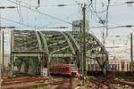 620 520 DB Coradia Lint bei der Überquerung der Hohenzollernbrücke in Köln, Oktober 2024.