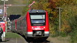 Vareo LINT 54 (DB 622 009) fährt als RE zur Fahrt nach Bonn Hbf in Dernau ab.