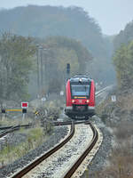 Der Dieseltriebwagen 623 521 ist als RE 4 nach Neubrandenburg unterwegs und hier kurz vor der Ankunft am Bahnhof Stavenhagen zu sehen. (November 2020)