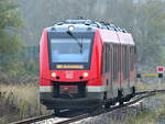 Der Dieseltriebwagen 623 521, als RE 4 nach Neubrandenburg unterwegs, bei der Ankunft am Bahnhof Stavenhagen. (November 2020)