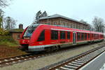 Der Dieseltriebwagen 623 521 verlässt den Bahnhof Stavenhagen in Richtung Neubrandenburg.