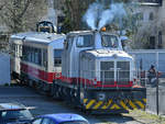 Die Rangierlokomotive WLH45  Silberpfeil  schiebt den Dieseltriebwagen VT 413 der SAB  auf das Gelände der Firma Reuschling in Hattingen. (März 2020)