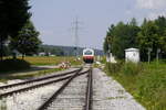 SAB-Zug Nr 88203 mit VS 250 an der Spitze und VT 129 nähert sich dem Kreuzungsbahnhof Haidkapelle (mit Rückfallweiche; vgl.