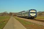 Die Triebwagen 127, 126 und der Steuerwagen 202 waren am 25.01.16 auf der Kaiserstuhlbahn zwischen Riegel und Breisach unterwegs.