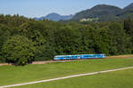 628 423 der Gäubodenbahn fährt als RB von Prien nach Aschau, hier zu sehen beim Haltepunkt Umrathshausen Ort. Aufgenommen am 26. Juni 2017.