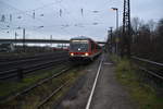 Am Morgen des heutigen Samstag kommt der Entenfänger bei trübem Wetter in Entenfang eingefahren, der 928 687 wird gleich die Fahrtrichtung nach Duisburg Hbf ändern.
13.1.2018