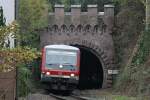 928 561 verlsst auf der Eifelbahn das Sdportal des Kyllburger Tunnels in Richtung Trier; 05.11.2006