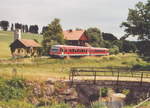 30.06.2005, Strecke Traunstein – Waging am See, ein Triebwagen hält in Obing. 