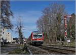 Der DB 628 905 passiert als RB von Friedrichshafen kommend das Einfahrsignal von Lindau Aeschbach und erreicht in Kürze sein Ziel Lindau Hbf. 

16. März 2019