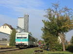 Am 28.09.2018 verlässt 628 526  Anna  als RE  Main-Tauber-Express  Aschaffenburg-Crailsheim den Bahnhof Schrozberg.