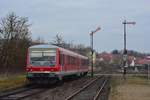 Abfahrt. Nachschuss auf 628 636 bei der Ausfahrt in Lauterbourg. Lauterbourg ist der letzte französische Bahnhof mit Formsignalen. Sie sind den deutschen etwas ähnlich und doch haben sie einige Unterschiede. Das Lichtsignal ist deutlich weiter unten und es gibt nur einen Signalflügel aber dafür eine Geschwindigkeitstafel für den Weichenbereich.

Lauterbourg 03.01.2020