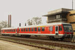 06. April 2009, Bayreut Hauptbahnhof, Tw 628 247 wartet vor dem Stellwerk auf seinen nächsten Einsatz.