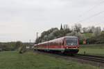 Am 13.04.2020 fuhren zwei Dieseltriebwagen der Baureihe 628 von der Südostbayernbahn über die Main-Lahn-Bahn nach Limburg(Lahn). Hier hat der Zug kurz hinter Niederbrechen den Bahnübergang unterhalb der Berger Kirche passiert.