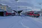 928 542 und 628 526 als RE 5 / RE 4209 von Stuttgart nach Lindau-Insel, ein RegioShuttle als RB nach Friedrichshafen Hafen und RE 5 von Lindau-Insel nach Stuttgart am 15.01.2021 im Bahnhof von Friedrichshafen Stadt